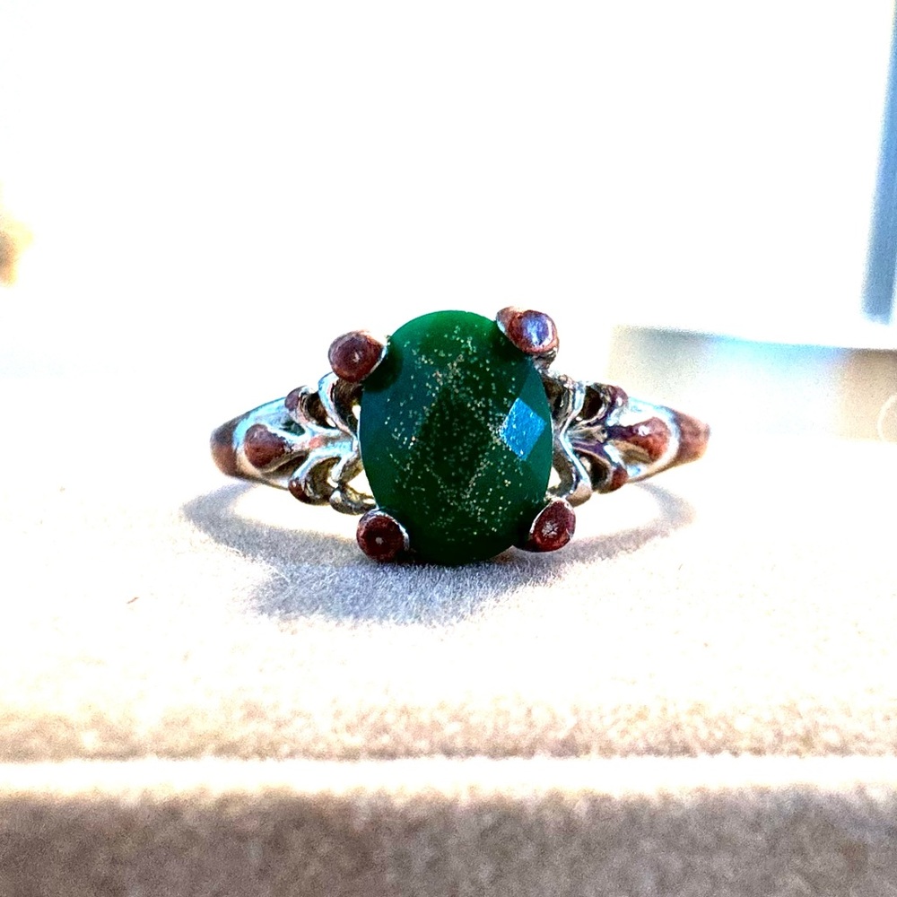 💍 Vintage-Inspired Green Stone Ring Silver Tone with Decorative Prong Setting